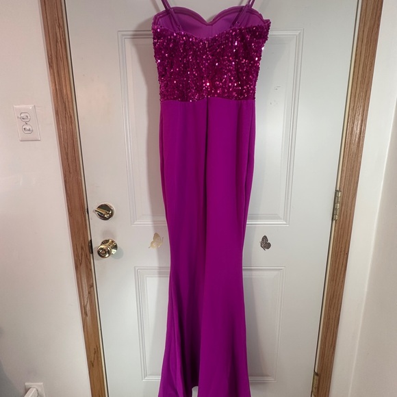Elegant Fushia Sequin Gown - Picture 5 of 6